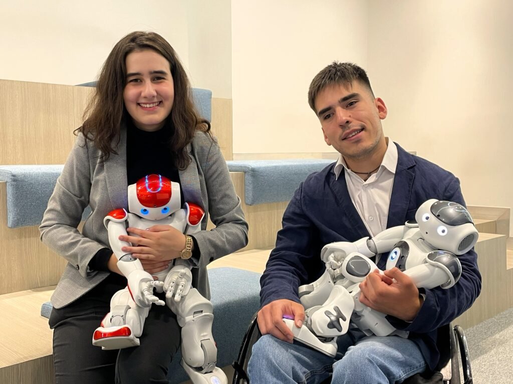 Victoria de León y Miguel Ángel Ogando_Tec de Monterrey CCM con el Robot NAO.