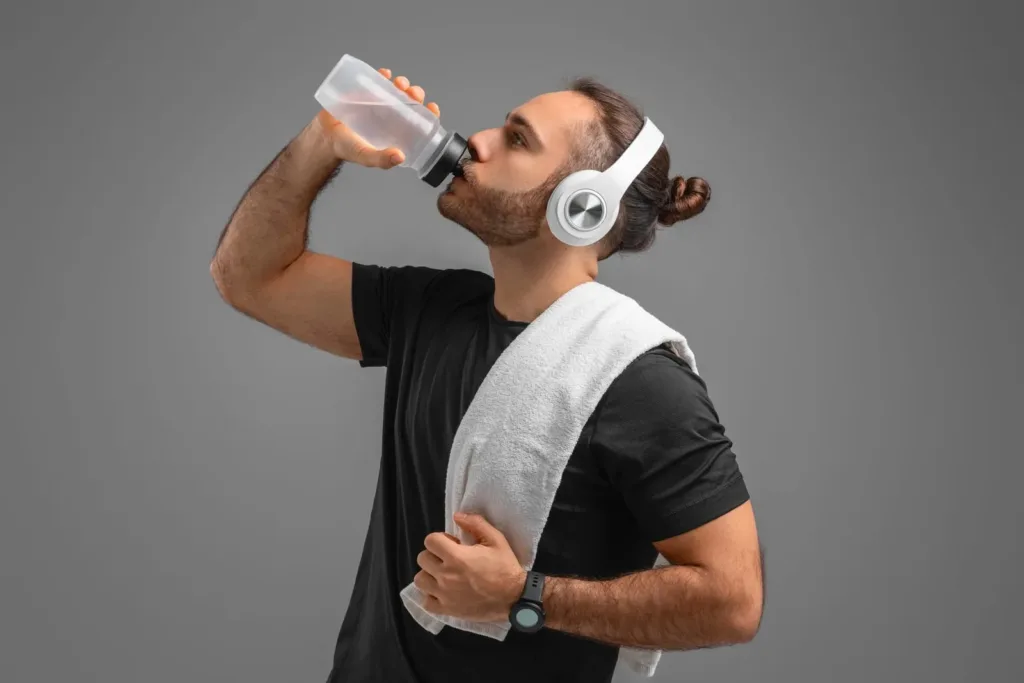 honbre escuchando música y cuidandos su hidratacion